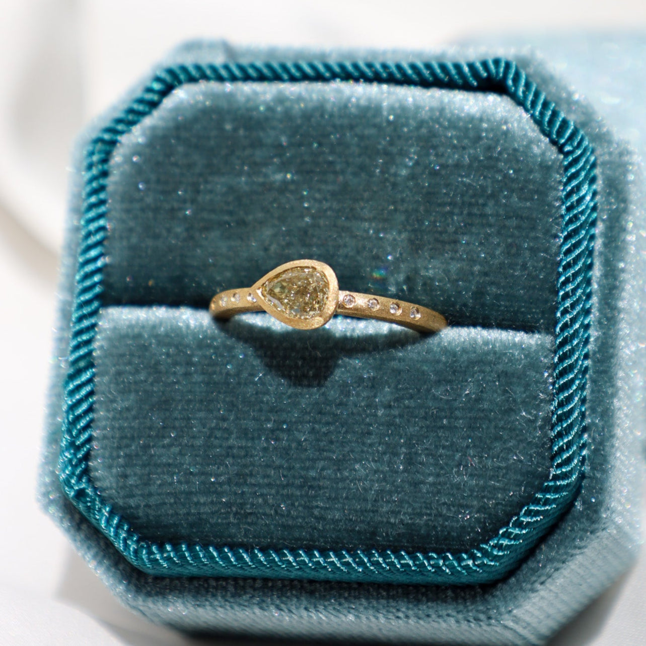 Fancy Yellowish Green Diamond Ring